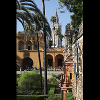 Sevilla, Catedral, Blick über die Gärten der Alcazar zur Giralda