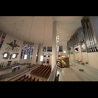 Berlin, St. Kamillus, Seitlicher Blick zur Orgel und zum Chorraum