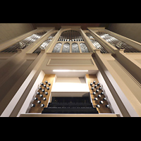 Berlin, Alte Pfarrkirche 'Zu den Vier Evangelisten' (Dorfkirche Pankow), Orgel mit Spieltisch perpsektivisch