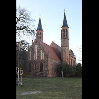 Berlin, Alte Pfarrkirche 'Zu den Vier Evangelisten' (Dorfkirche Pankow), Ansicht von Nordosten