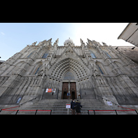 Barcelona, Catedral de la Santa Creu i Santa Eulàlia, Fassade und Hauptportal perspektivisch