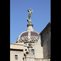 Barcelona, Basílica de la Mare de Déu de la Mercè i Sant Miquel, Blick von der Carrer Ample auf die Kuppel mit Figur Mare de Déu de la Mercè