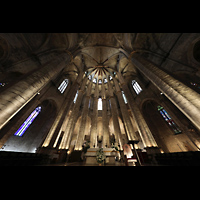 Barcelona, Basílica de Santa María del Mar, Innenraum in Richtung Chor mit Orgel (rechts), perspektivisch