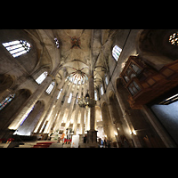 Barcelona, Basílica de Santa María del Mar, Innenraum in Richtung Chor mit Orgel (rechts), perspektivisch