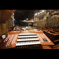 Montserrat, Abadia de Montserrat, Basílica Santa María, Mobiler elektrischer Spieltisch im Chorraum mit Blick in die Basilika