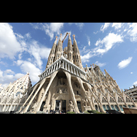 Barcelona, La Sagrada Familia, Außenansicht (Passions-/Leidensfassade) von der Carrer de Sardenya