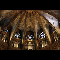 Barcelona, Catedral de la Santa Creu i Santa Eulàlia, Bunte Glasfenster in der Apsis