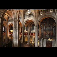 Barcelona, Catedral de la Santa Creu i Santa Eulàlia, Seitlicher Blick vom südlichen Triforium zur Orgel und in die Kathedrale