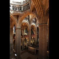 Barcelona, Catedral de la Santa Creu i Santa Eulàlia, Blick vom Triforium in den Fuß des Langhauses und die darüberliegende Kuppel