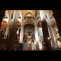 Barcelona, Catedral de la Santa Creu i Santa Eulàlia, Blick von der gegenüberliegenden Langhauswand zur Orgel