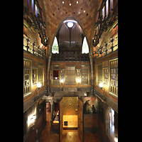 Barcelona, Palau Gell (Gaudi), Blick von der mittleren Etage zur Orgel und in die Haupthalle