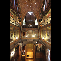 Barcelona, Palau Güell (Gaudi), Blick von der mittleren Etage zur Orgel und in die Haupthalle