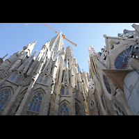 Barcelona, La Sagrada Familia, Der Ende 2021 fertiggestellte 138 m hohe Marienturm mit beleuchtetem Stern