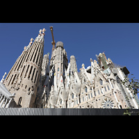 Barcelona, La Sagrada Familia, Langhaus mit Passionstürmen