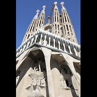 Barcelona, La Sagrada Familia, Passionsfassade mit weißem Giebel (Fronton) und den 4 Passionstürmen