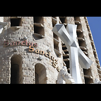 Barcelona, La Sagrada Familia, Triumphkreuz auf der Spitze des Giebels der Passionsfassade