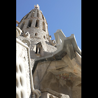Barcelona, La Sagrada Familia, Blick zwischen Saktristei und Giebel der Passionsfassade auf einen der Trme