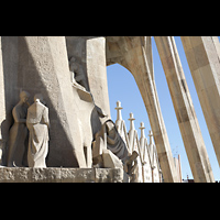 Barcelona, La Sagrada Familia, Passionsfassade mit Blick zum Langhaus, rechts: Petrus schmt sich fr Verleugnung