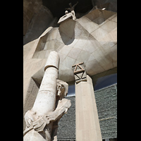 Barcelona, La Sagrada Familia, Blick von der Säule der Geißelung zur Kreuzigungsszene über dem Evangeliumsportal