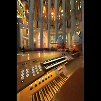 Barcelona, La Sagrada Familia, Spieltisch mit Chororgel im Chorraum