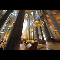 Barcelona, La Sagrada Familia, Spieltisch mit Blick ins Langhaus und den Baldachin des Mittelaltars mit Kreuz