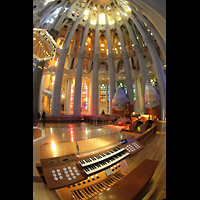 Barcelona, La Sagrada Familia, Blick ber den Spieltisch in den Chorraum mit Chororgel und ins Chorgewlbe