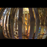 Barcelona, La Sagrada Familia, Blick vom nrdlichen Triforium in die Basilika in Richtung Sden