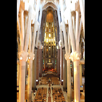 Barcelona, La Sagrada Familia, Blick von der rckseitigen Empore in die Basilika in Richtung Chor