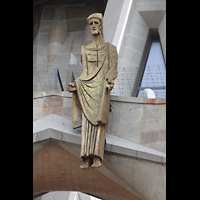 Barcelona, La Sagrada Familia, Bronzeskulptur Christi Himmelfahrt zwischen den Haupttürmen der Passionsfassade