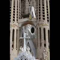 Barcelona, La Sagrada Familia, Triumphkreuz und Christi Himmelfahrt-Skluptur von Josep Maria Subirach