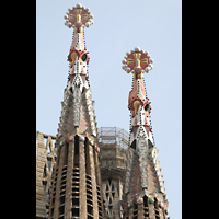Barcelona, La Sagrada Familia, Zwei der 4 Passionstürme mit im Bau befindlichem Apostelturm dazwischen