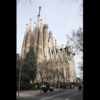 Barcelona, La Sagrada Familia, Außenansicht des Langhauses und der Passionstürme von der Carrer de Mallorca