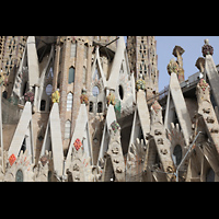 Barcelona, La Sagrada Familia, Bunte Skulpturen von Etsuro Sotoo auf den Giebeln des Hauptschiffs