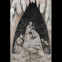 Barcelona, La Sagrada Familia, Krönung Mariens durch Jesus an der Spitze des Portukus der Liebe
