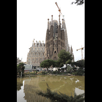 Barcelona, La Sagrada Familia, Blick von der Carrer de Lepant ber den Plaa de Gaud auf die Basilika