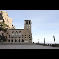 Montserrat, Abadia de Montserrat, Basílica Santa María, Äußeres Atrium mit Klosterturm und Blick auf die Berge