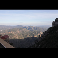 Montserrat, Abadia de Montserrat, Basílica Santa María, Blick von der Terrasse des Atriums auf die Berge und die Ebene von Barcelona