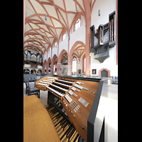 Bayreuth, Stadtkirche Heilig Dreifaltigkeit, Blick ber den Zentralspieltisch zur Haupt- und Chororgel