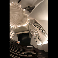 Santa Cruz de Tenerife (Teneriffa), Auditorio de Tenerife, Rechter Orgelprospekt perspektivisch mit Blick zur Orchesterbühne und Kuppel