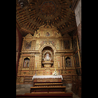 Tacoronte (Teneriffa), Santa Catalina, Barocker Seitenaltar und reich verzierte Kassettendecke im rechten Querhaus