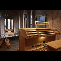 Hannover, Marktkirche St. Georgii et Jacobi, Seitlicher Blick ber den Spieltisch der Chor-Ensembleorgel in die Kirche