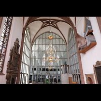 Kassel, St. Martin, Blick vom Chorraum durch die Glastrennwand in die Kirche zur Hauptorgel