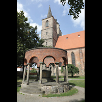 Jterbog, Nikolaikirche, Soldatendenkmal im Sden der Kirche