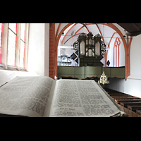 Hinte (Ostfriesland), Reformierte Kirche, Blick von der Kanzel ber die aufgeschlagene Bibel zur Orgel