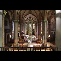 Papenburg, St. Antonius, Blick von der Orgelempore zwischen den Orgeltrmen in die Kirche