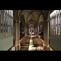 Papenburg, St. Antonius, Blick von der Orgelempore zwischen den Orgeltrmen in die Kirche