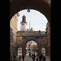 Stockholm, Domkyrka (S:t Nicolai kyrka, Storkyrkan), Blick vom Riksgatan auf den Turm der Domkirche, rechts der spitze Turm der Deutschen Kirche