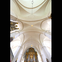 Stockholm, Maria Magdalena kyrka, Blick ins Gewlbe und zu den Orgeln