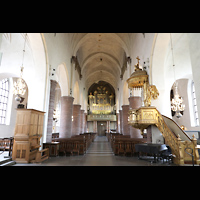 Stockholm, S:t Jakobs kyrka, Hauptschiff in Richtung Hauptorgel, links die Chororgel