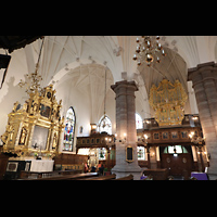 Stockholm, Deutsche St. Gertruds-Kirche, Altarraum und rechte Seitenempore mit Dben-Orgel